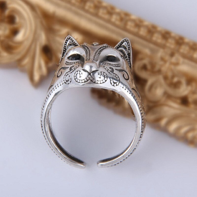 vue de dessous d'une bague de chat en argent gravée