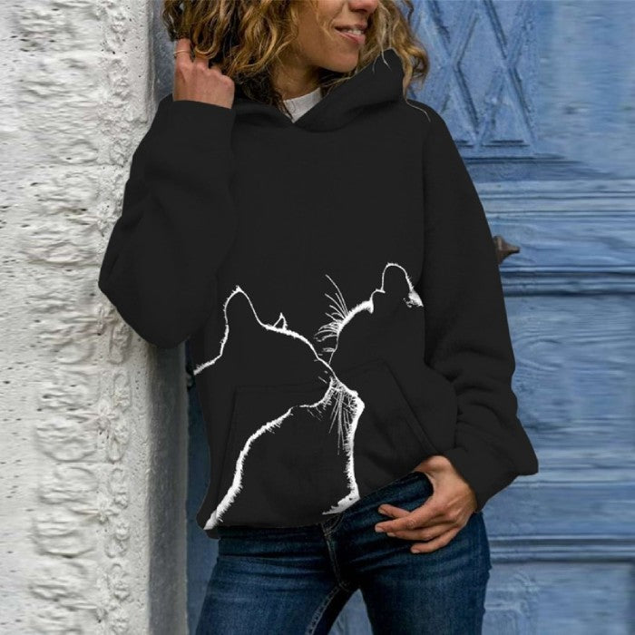 femme avec sweat chat noir